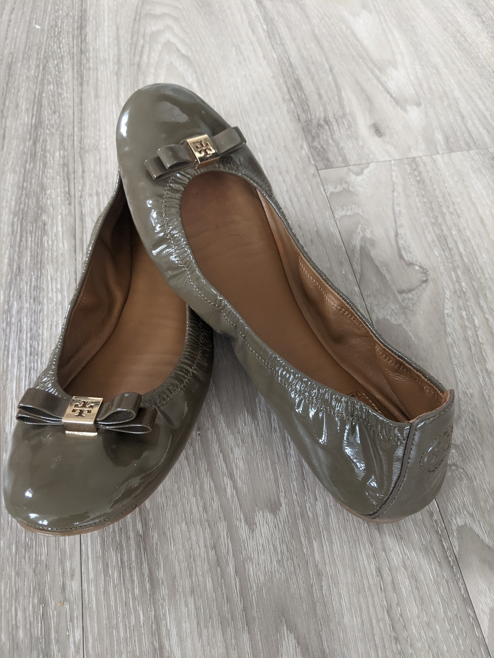 TORY BURCH Patent Leather Olive Green Ballet Flats with Bow
